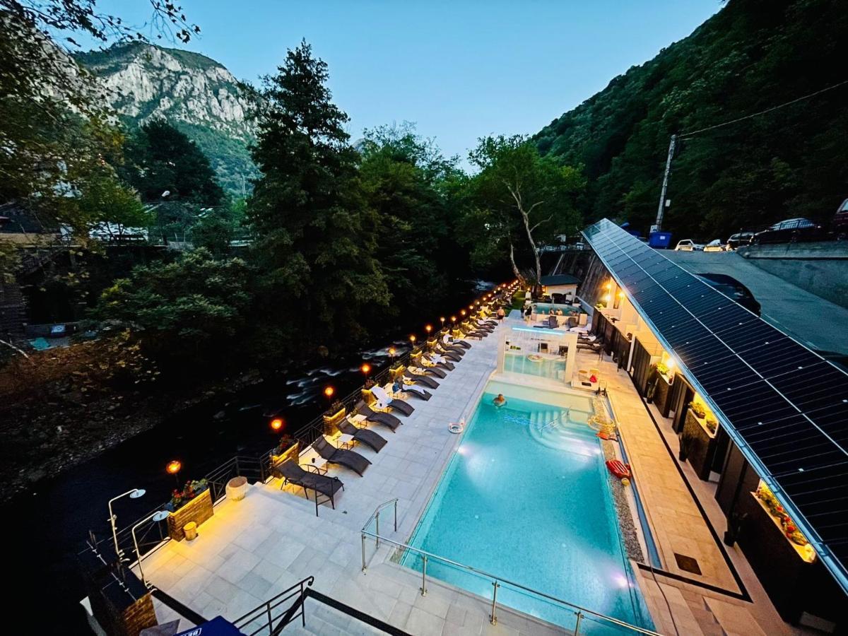 Hotel Holiday Maria Băile Herculane Esterno foto