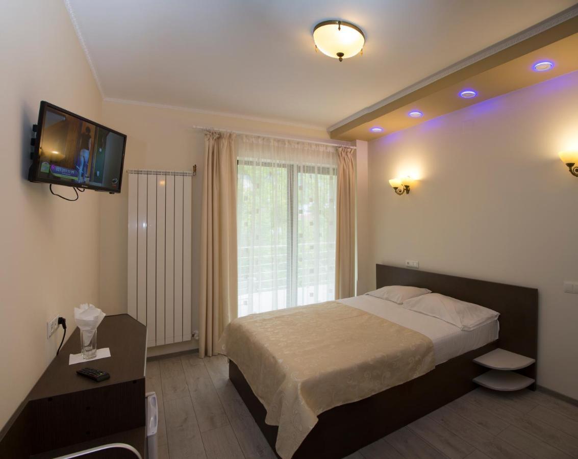 Hotel Holiday Maria Băile Herculane Esterno foto