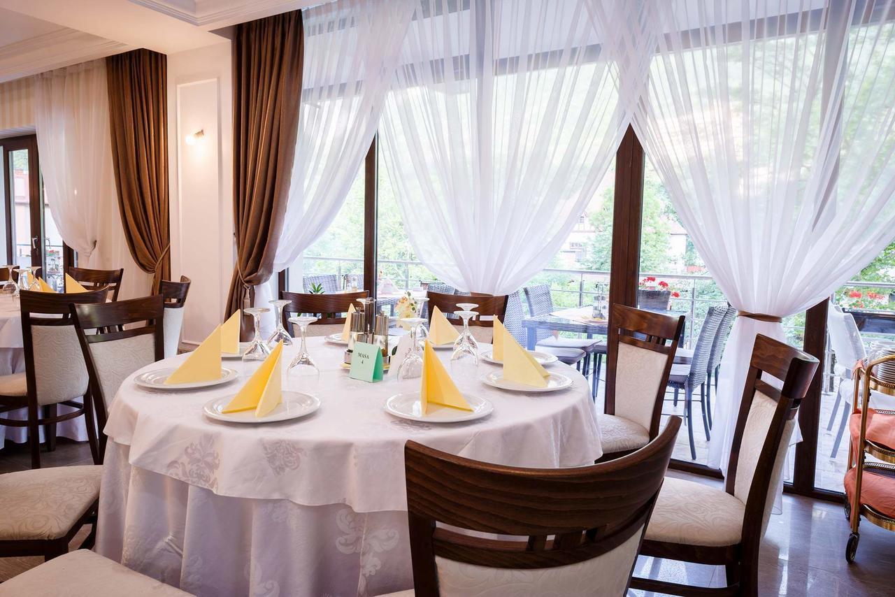 Hotel Holiday Maria Băile Herculane Esterno foto