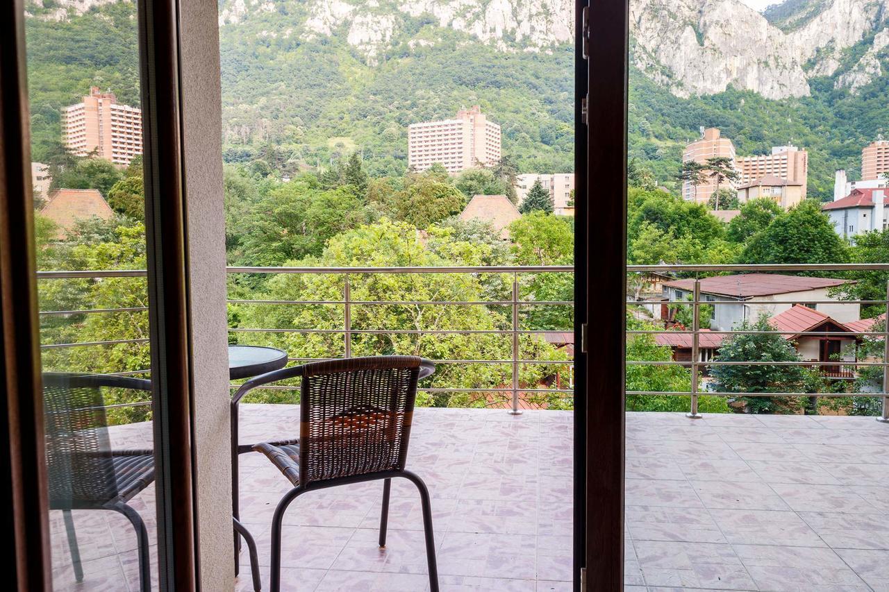 Hotel Holiday Maria Băile Herculane Esterno foto