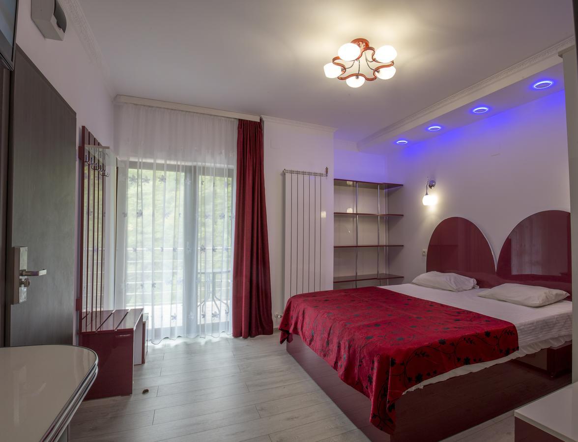 Hotel Holiday Maria Băile Herculane Esterno foto