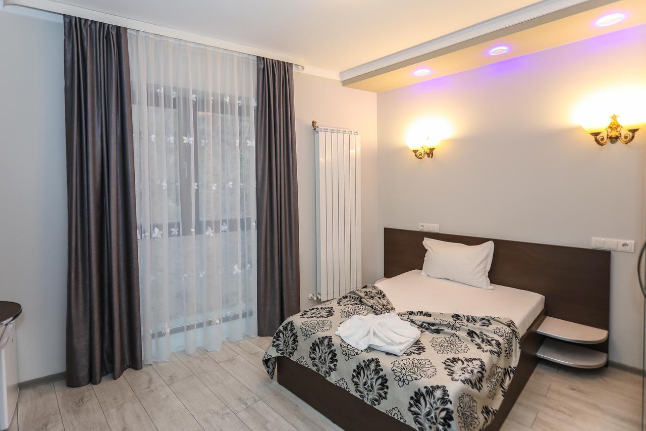 Hotel Holiday Maria Băile Herculane Esterno foto
