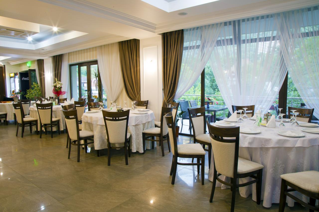 Hotel Holiday Maria Băile Herculane Esterno foto