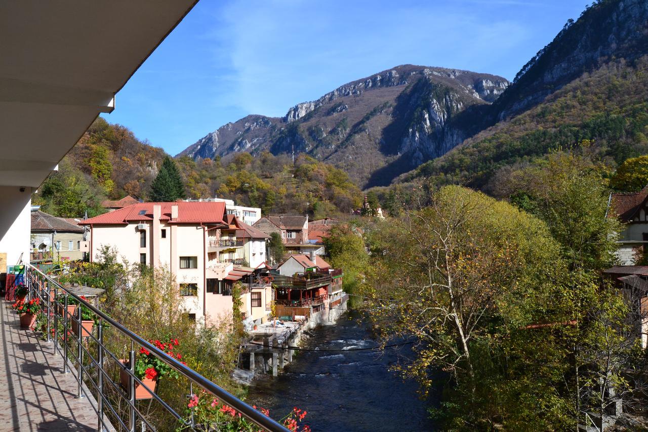 Hotel Holiday Maria Băile Herculane Esterno foto