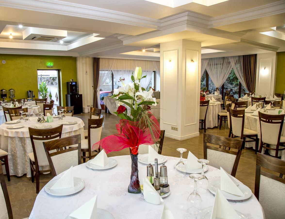 Hotel Holiday Maria Băile Herculane Esterno foto