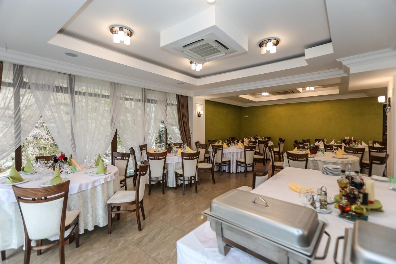 Hotel Holiday Maria Băile Herculane Esterno foto