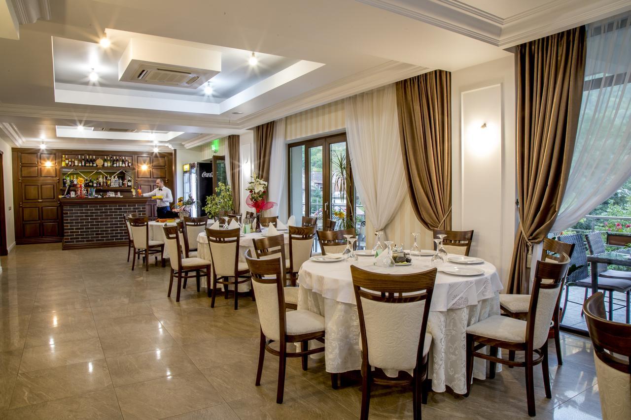 Hotel Holiday Maria Băile Herculane Esterno foto