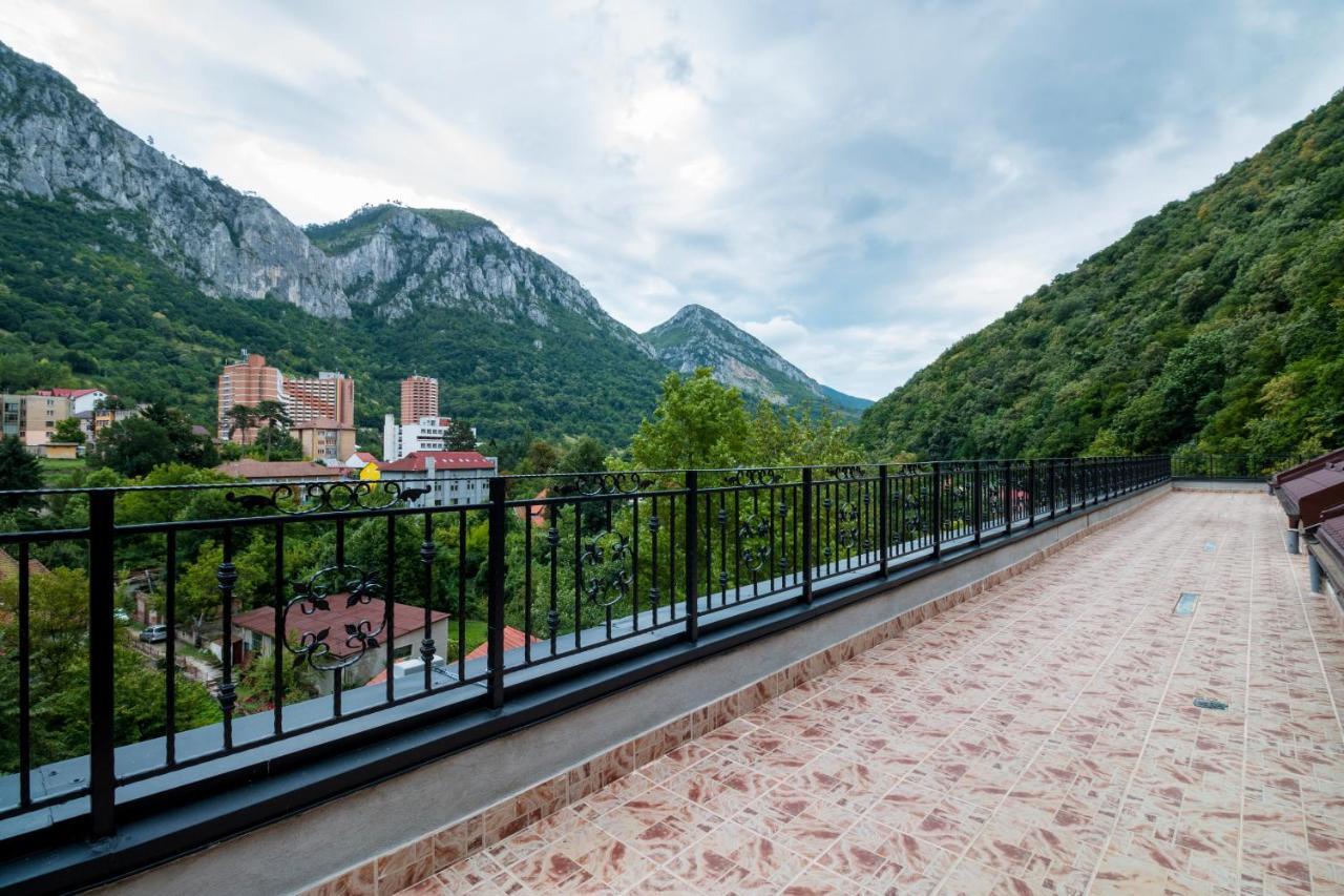 Hotel Holiday Maria Băile Herculane Esterno foto