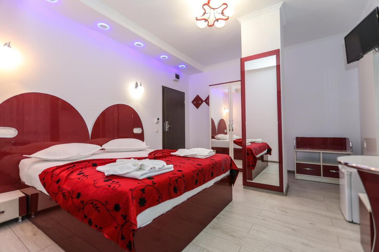 Hotel Holiday Maria Băile Herculane Esterno foto